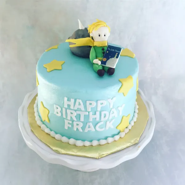 Little Prince cake in pale blue with a fondant prince figure, yellow stars and Happy Birthday Frack