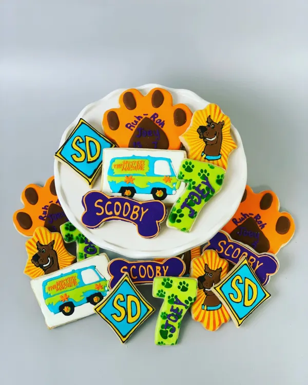 Scooby-Doo cookie set with Mystery Machine vans, SD badges, paw prints and a number 7 lettered JOEY