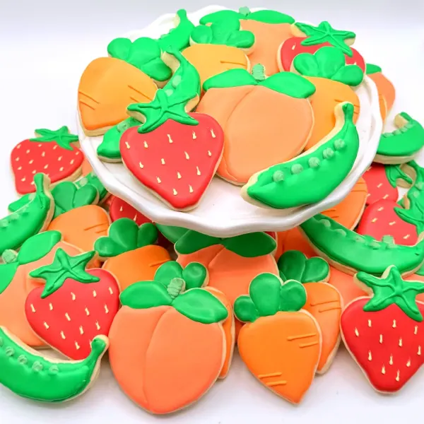 Fruit and vegetable cookies with strawberries, carrots, pumpkins and pea pods in red, orange and green