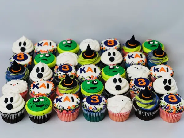Halloween cupcakes with ghosts, witch hats, zombie faces and KAI and number 3 fondant discs