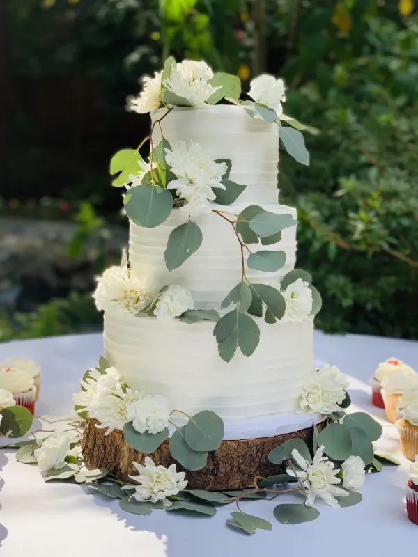 Izzy Wedding Cake and Cupcakes 2020