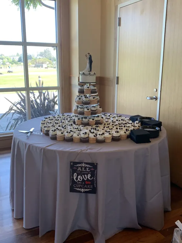 Laura Wedding Cake and Cupcakes 2019